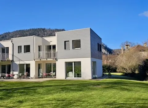 Villa mitoyenne en pignon située dans un agréable quartier prisé de Fleurier