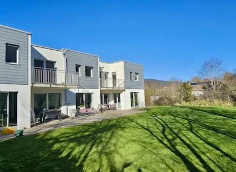 Villa  contigüe située dans un agréable quartier prisé de Fleurier