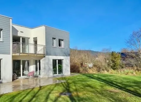 Villa mitoyenne en pignon située dans un agréable quartier prisé de Fleurier