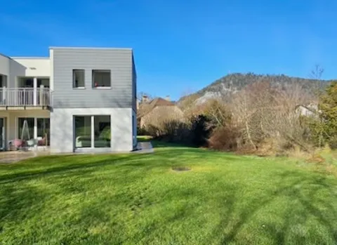 Villa mitoyenne en pignon située dans un agréable quartier prisé de Fleurier