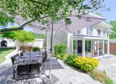 Maison familiale en pignon avec jardin privatif, véranda et 4 stationnements