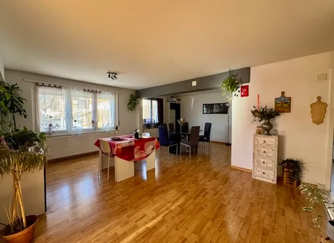 Appartement 7,5 pièces, lumineux avec garage spacieux et place de parc incluse