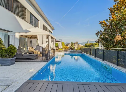 TRAUMVILLA MIT SWIMMINGPOOL UND GROSSZÜGIGEN WOHNRAUM // DREAM VILLA WITH SWIMMINGPOOL AND GENEROUS LIVING SPACE
