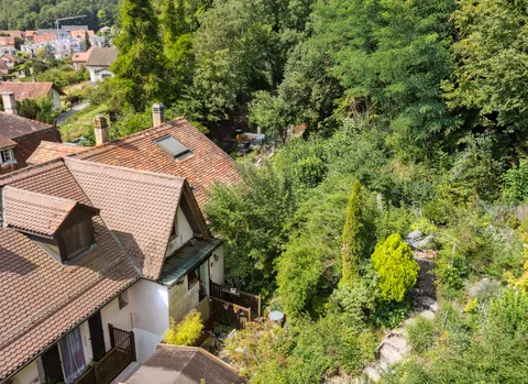 Cachet et exclusivité: magnifique appartement duplex de 6,5 pièces avec jardin et terrasses privés