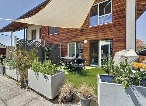 Coup de cœur assuré – Rare duplex 4,5 pièces avec terrasse, balcons et entrée privée à 12 minutes de Lausanne