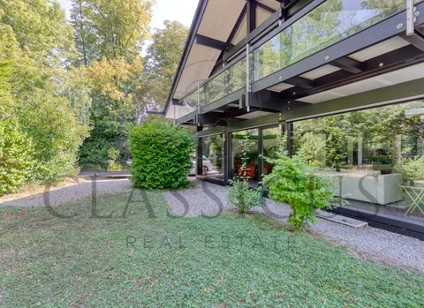 Villa lumineuse et moderne avec jardin arboré, à lisière du Golf de Genève