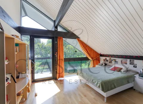 Villa lumineuse et moderne avec jardin arboré, à lisière du Golf de Genève
