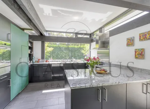 Villa lumineuse et moderne avec jardin arboré, à lisière du Golf de Genève