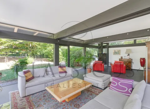Villa lumineuse et moderne avec jardin arboré, à lisière du Golf de Genève