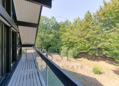 Villa lumineuse et moderne avec jardin arboré, à lisière du Golf de Genève