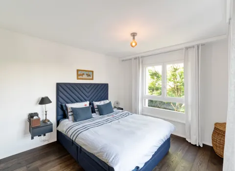 Appartement traversant rénové de 4 pièces avec deux balcons