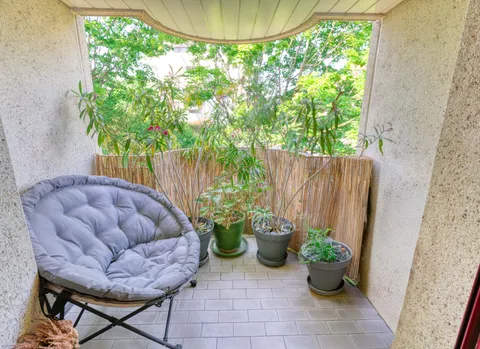 Appartement traversant rénové de 4 pièces avec deux balcons