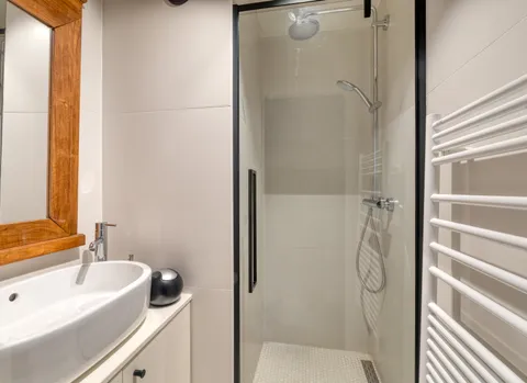 Appartement traversant rénové de 4 pièces avec deux balcons