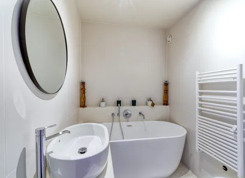 Appartement traversant rénové de 4 pièces avec deux balcons