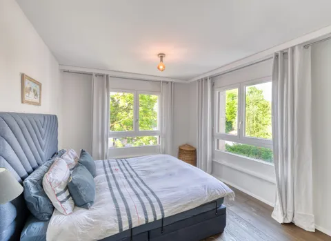 Appartement traversant rénové de 4 pièces avec deux balcons