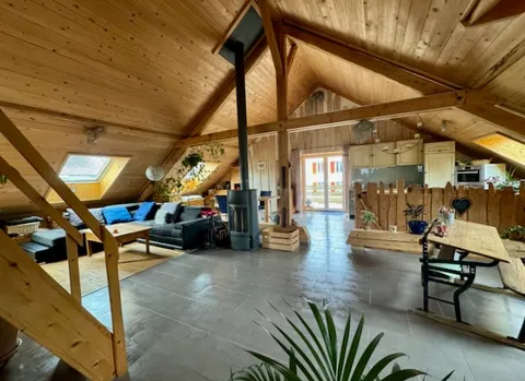 Maison chaleureuse aux Verrières : Deux appartements avec, terrasse, jardin et 3 places de parc