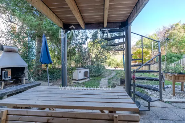 Covered seating area outside, semi-detached house in Therwil, photo 17