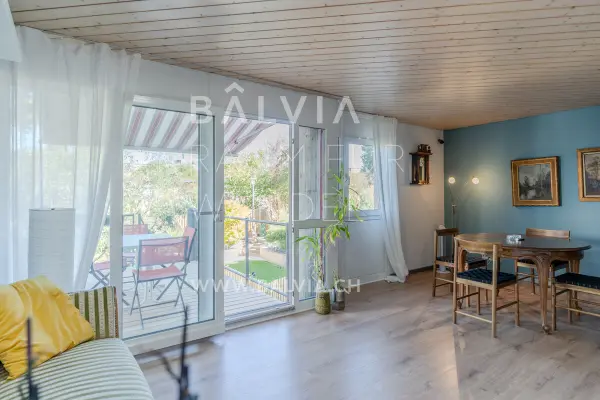 Living and dining area with a view to the outside, semi-detached house in Therwil, photo 5