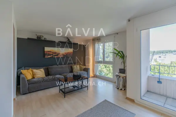 Lounge with sofa and balcony door, semi-detached house in Therwil, photo 8