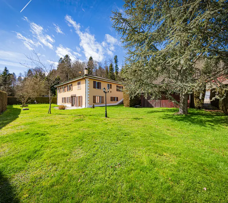 Charmant appartement de 4,5 pièces avec grand jardin