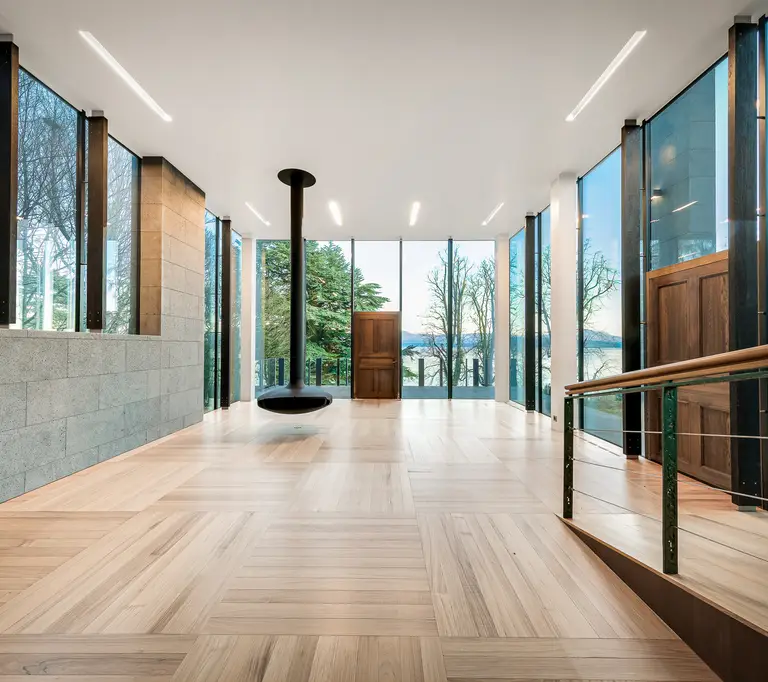 Exceptionnelle villa d’architecte pieds dans l’eau