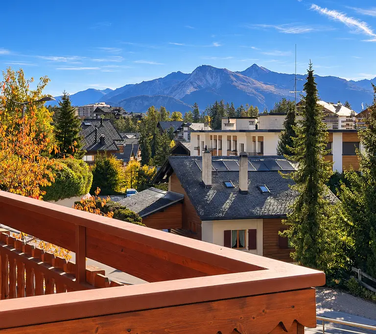 Magnifique appartement rénové, baigné de lumière avec balcon offrant une vue sur les montagnes