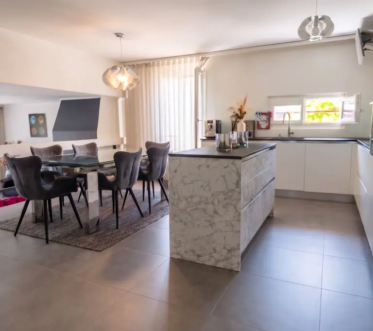 Rare ! Triplex en attique rénové de 6 pces, proche centre