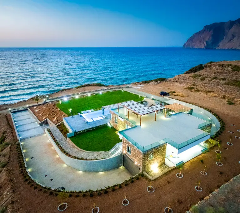 Luxury Seafront Villa. Ideal for Groups, Families, Friends, Workshops
