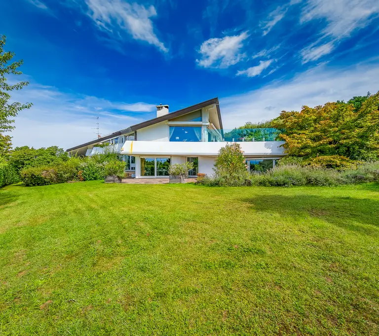 Villa d’architecte avec vue dégagée sur le lac