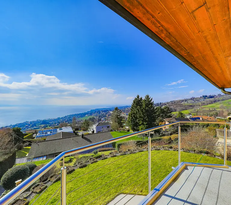 RÉSERVÉ - Magnifique maison jumelée avec vue lac panoramique à vendre