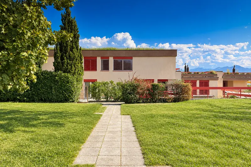 Appartement lumineux avec entrée privative et vaste terrasse