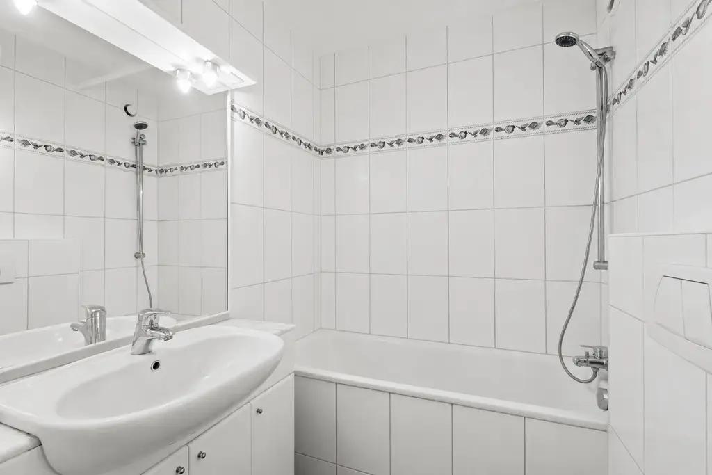 Modern, zentral und 2 Einstellhallenplätze inklusive