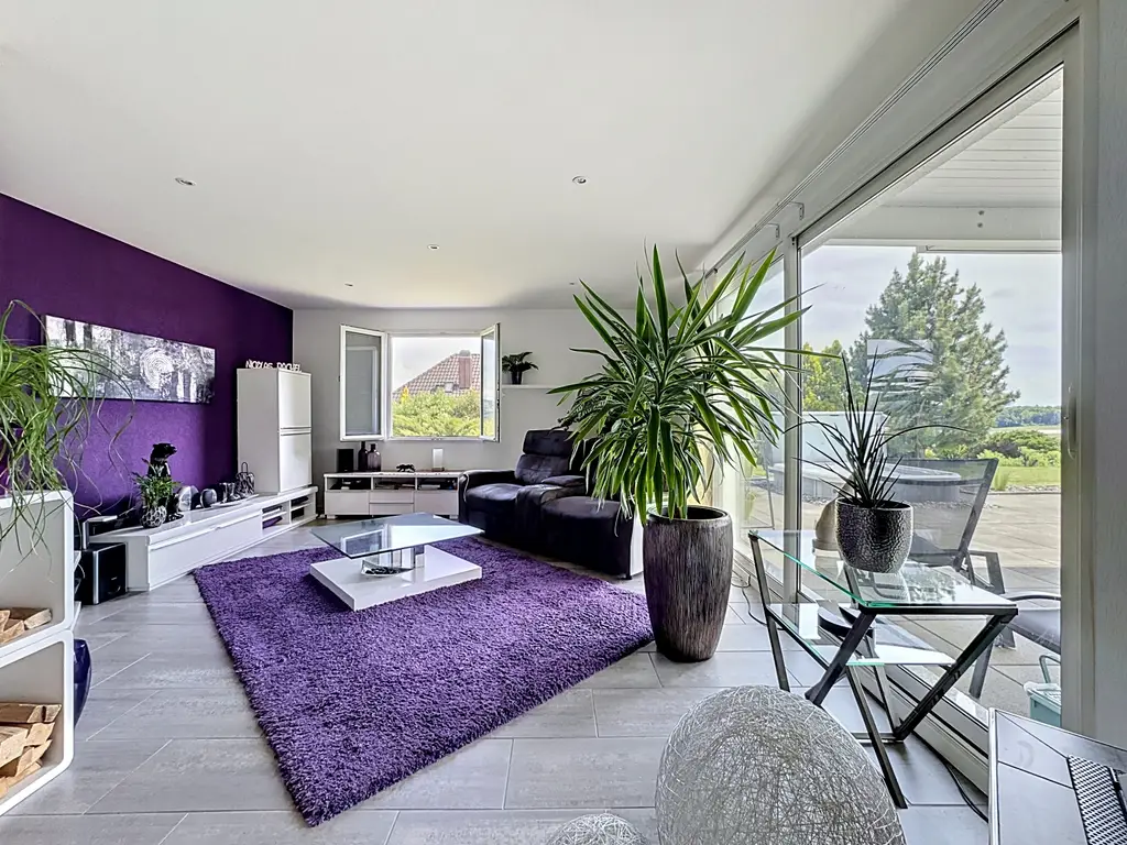 Villa de plain-pied 4.5 pièces avec piscine, jacuzzi, salle de cinéma et 3 garages box