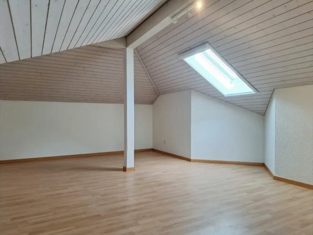 Zweistöckiges Raumwunder in Bremgarten: 6.5-Zimmer-Maisonette mit beheiztem Pavillon &amp; Bastelraum