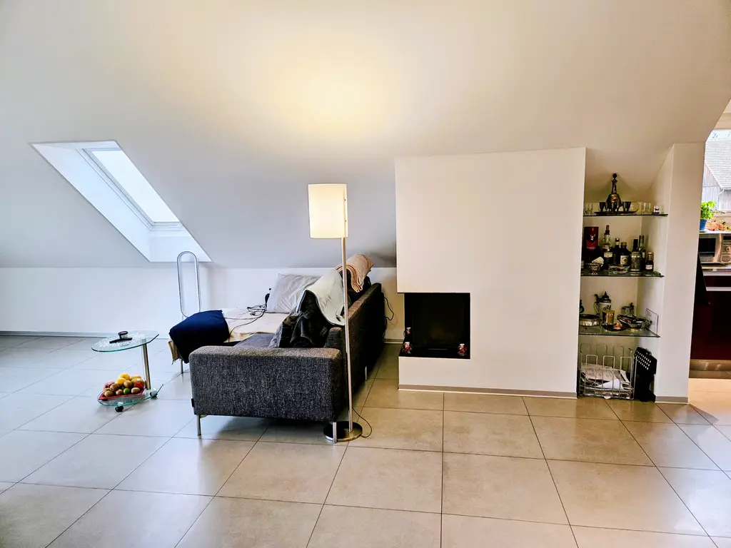 Geräumige 3.5-Zimmer Dachwohnung mit Aussicht in Weiningen