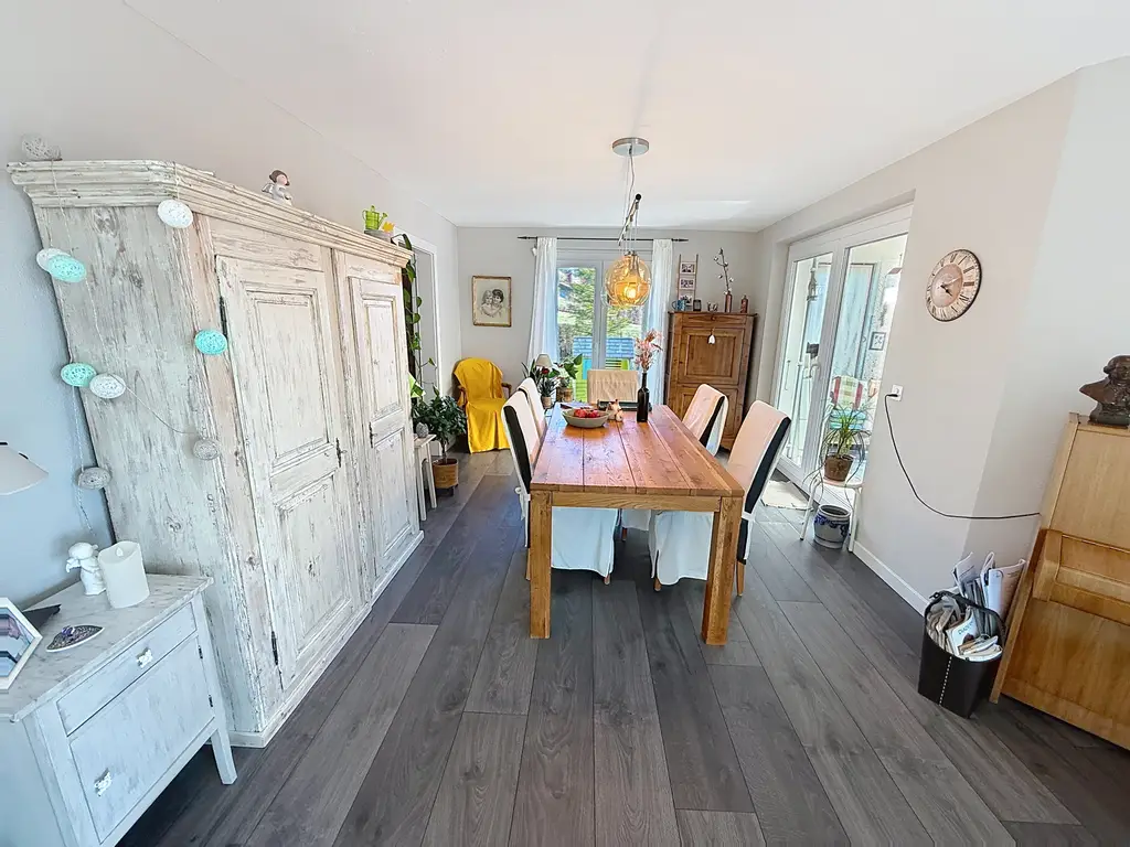 Belle maison familiale de 6,5 pièces avec véranda, jardin arboré et panneaux solaires – Ursy (FR)