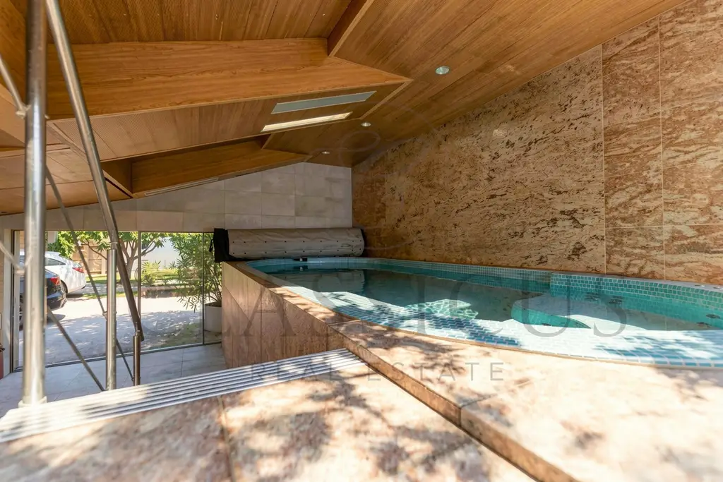 Une maison de famille rare avec jardin, bassin de nage et env. 440 m² utiles