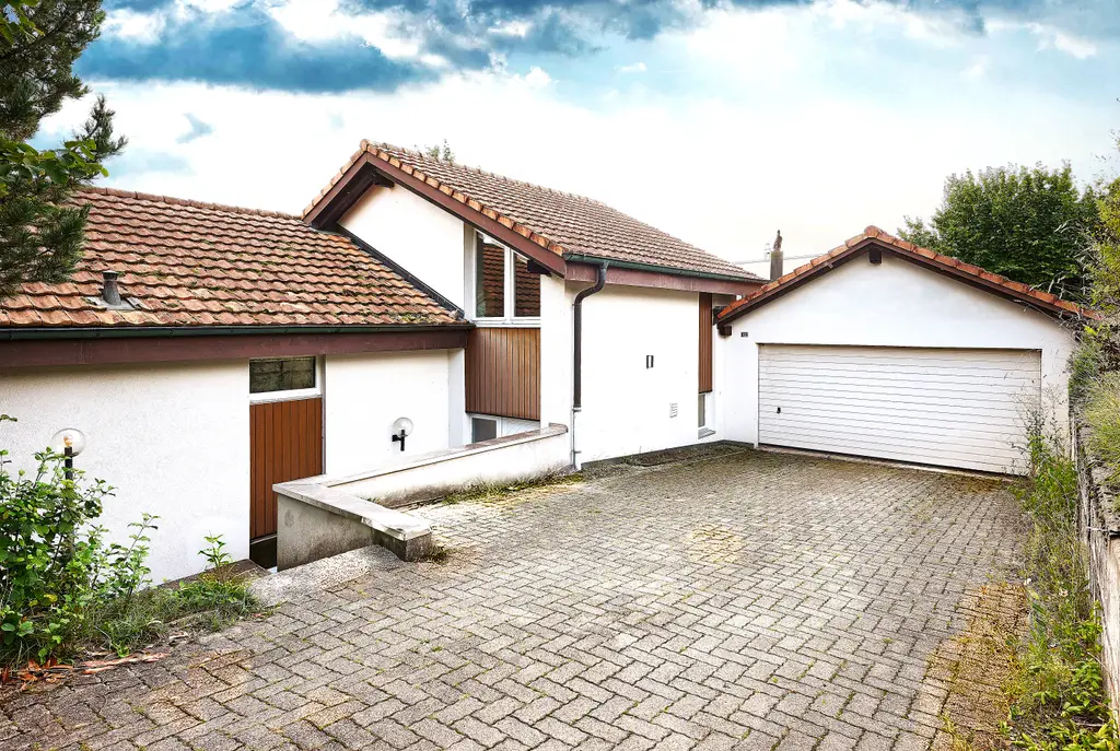 GRANDE VILLA LUMINEUSE ET AU CALME. JARDIN SUR DEUX NIVEAUX. LE MOURET (FR)