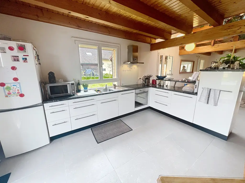 Spacieuse maison soigneusement rénovée, avec studio indépendant, dans un écrin de verdure !