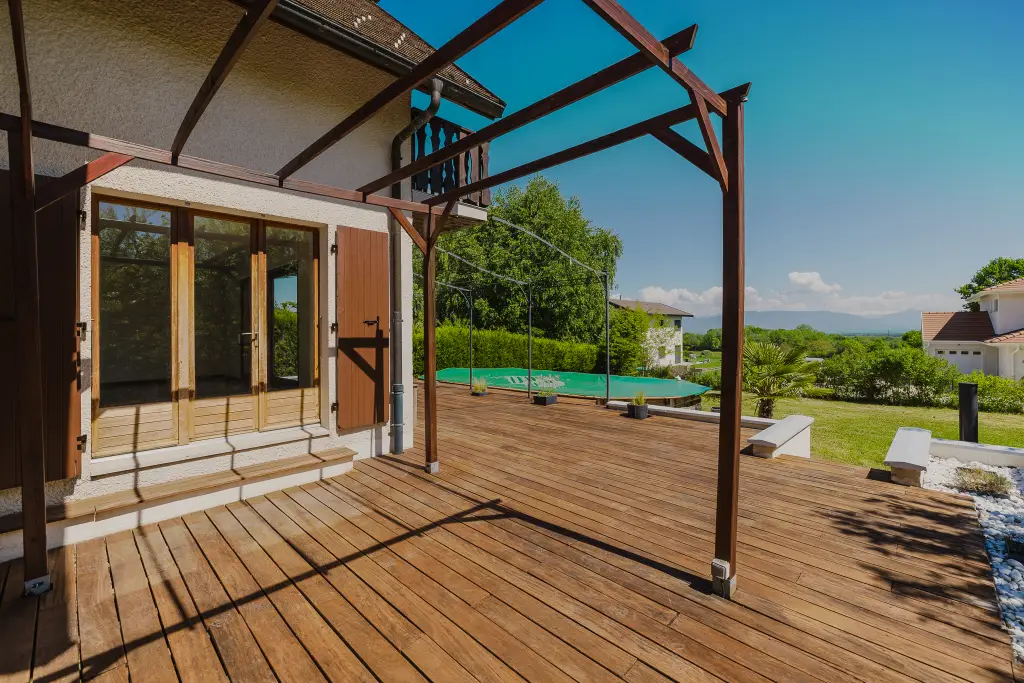 À vendre : Échenevex Villa rénovée avec piscine, vue dégagée sur les Alpes.