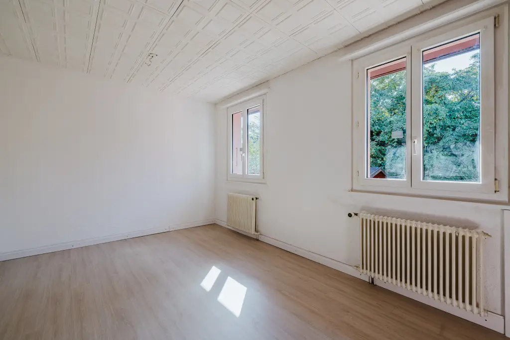 À LOUER – CHARMANTE MAISON JUMELÉE AVEC JARDIN ET VÉRANDA À ONEX (GE)