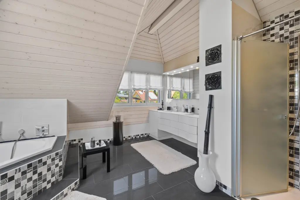 Luxuriöse Villa mit Pooloase und mediterranem Garten – Ihr Traumdomizil in ruhiger Lage