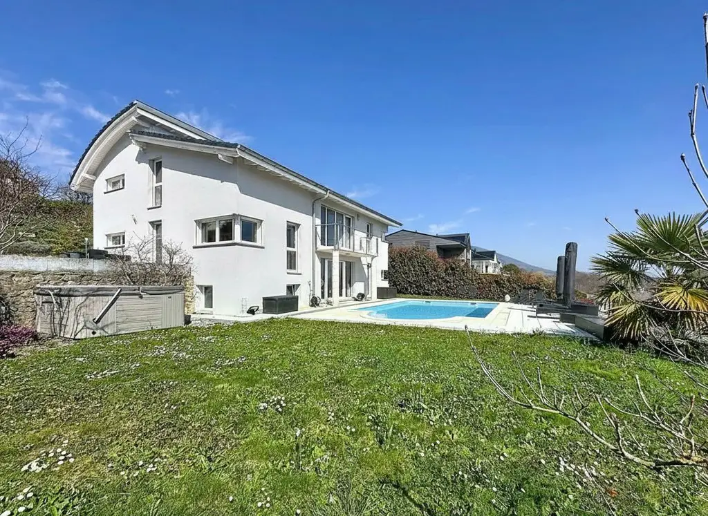 Une propriété unique entre ciel, lac et montagnes