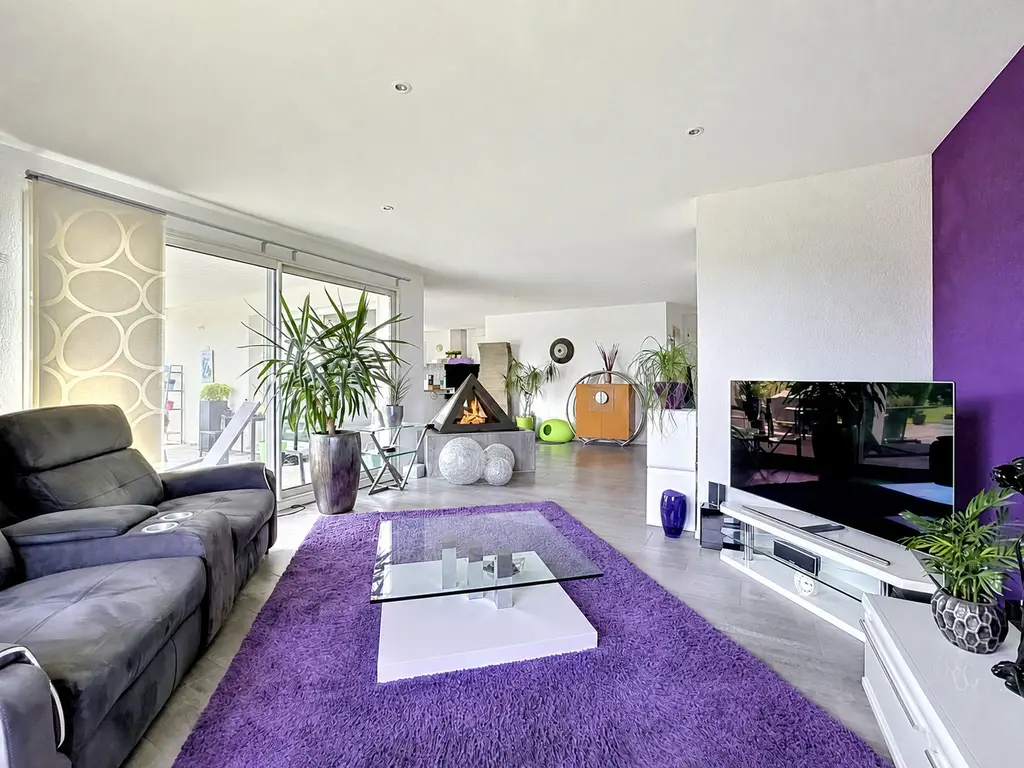 Villa de plain-pied 4.5 pièces avec piscine, jacuzzi, salle de cinéma et 3 garages box