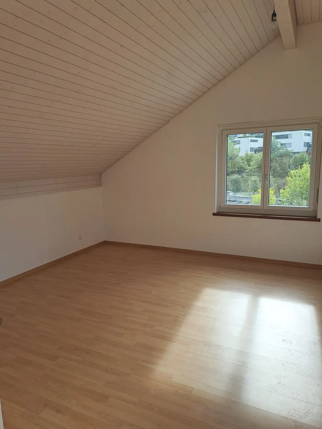 Zweistöckiges Raumwunder in Bremgarten: 6.5-Zimmer-Maisonette mit beheiztem Pavillon &amp; Bastelraum