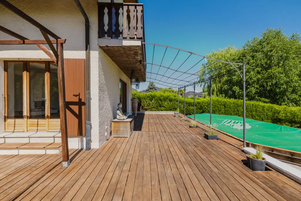 À vendre : Échenevex Villa rénovée avec piscine, vue dégagée sur les Alpes.