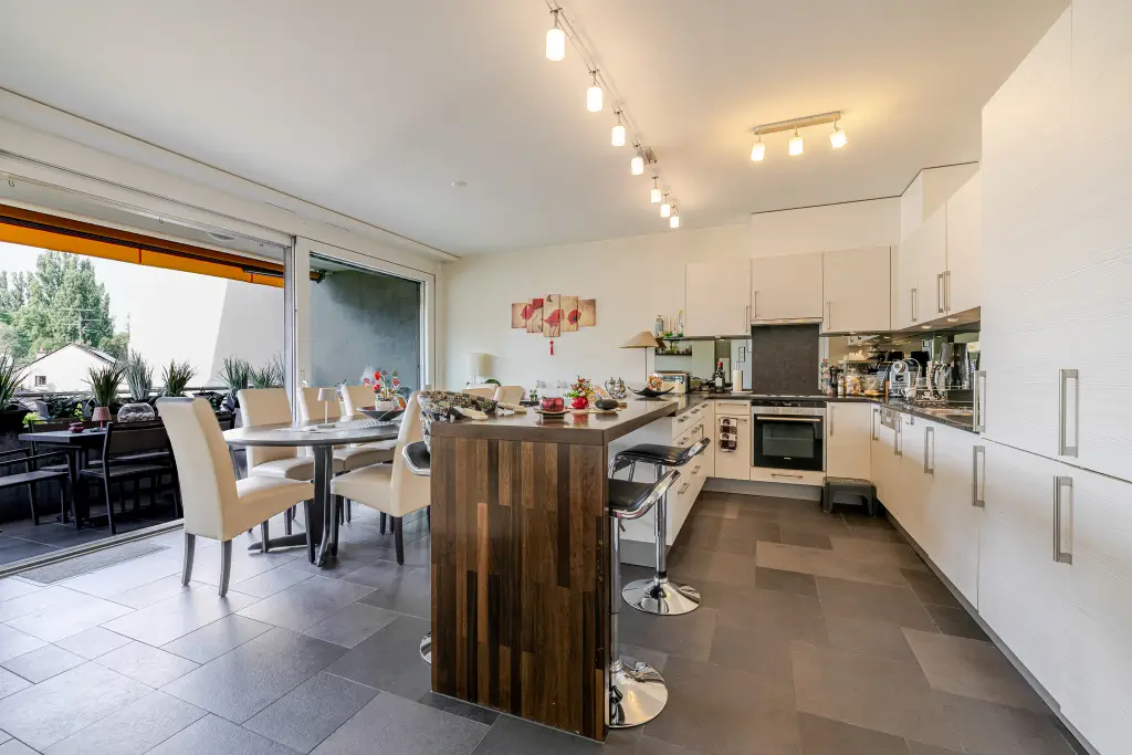 Spacieux appartement traversant de 5 pièces avec terrasse et box fermé à Chêne-Bougeries