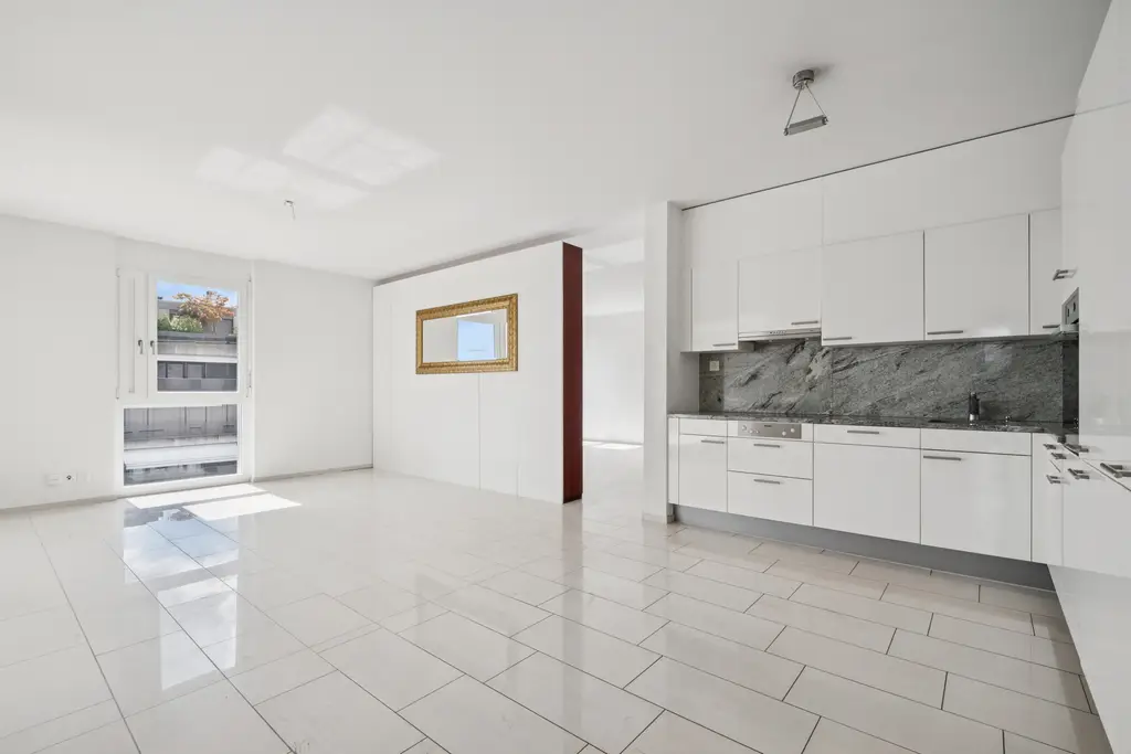 Lichtdurchflutete 3.5-Zimmer Wohnung mit Blick in Zürich