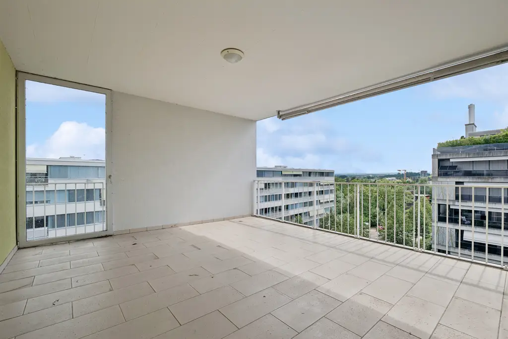 Lichtdurchflutete 3.5-Zimmer Wohnung mit Blick in Zürich