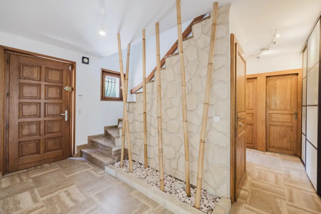 À vendre : Échenevex Villa rénovée avec piscine, vue dégagée sur les Alpes.